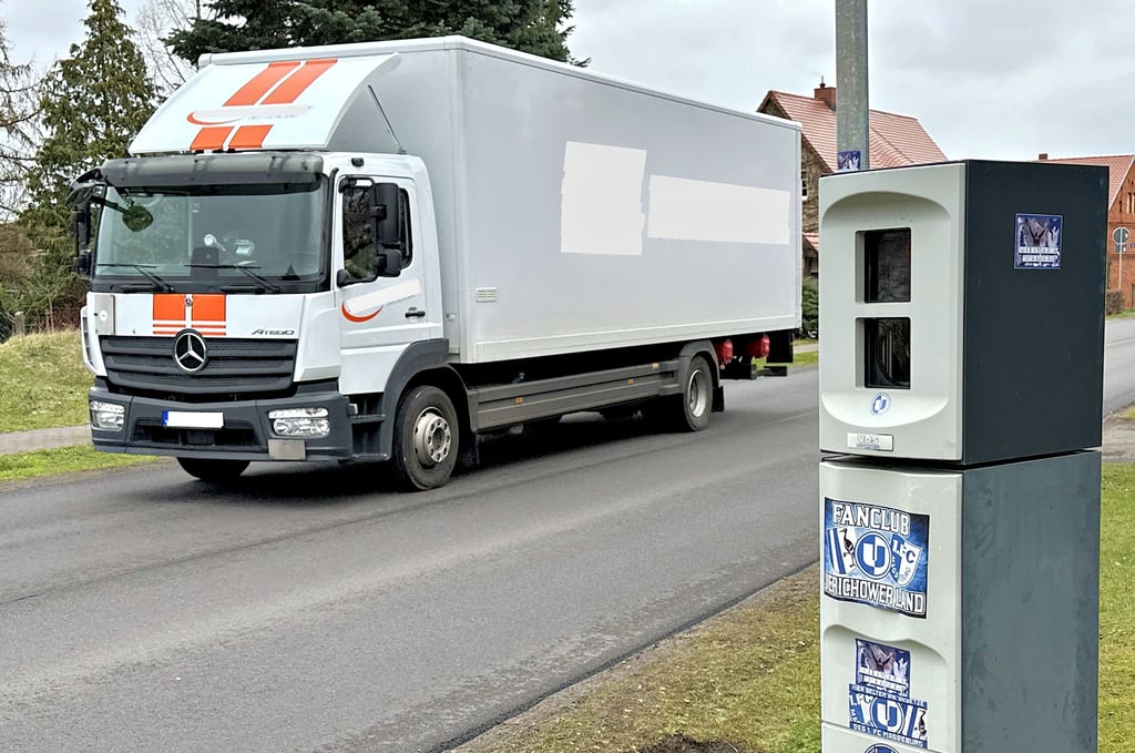 Der stationäre Blitzer an der Bundesstraße 1 in Reesen (Richtung Hohenseeden/Genthin) hat sich nach Ansicht der Stadt bewährt. Viele Autofahrer drosseln das Tempo, wenn sie in die Burger Ortschaft hineinfahren. 