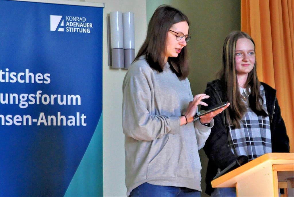Sophia Wawers und Nele Rasch sprechen beim politischen Bildungsforum über ihre Erfahrungen beim Lernen mit dem Tablet.