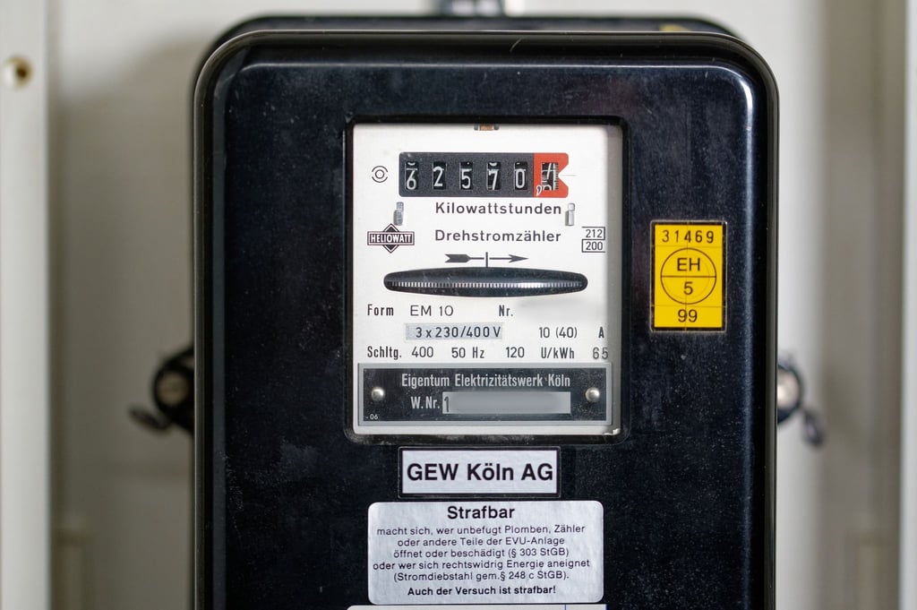 Auch hohe Energiekosten belasten nach Einschätzung der Industrie- und Handelskammer die Position der Unternehmen in Deutschland.