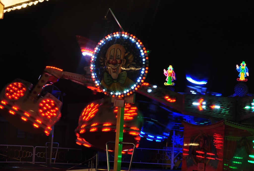 Auf der Frühjahrsmesse in Magdeburg wirbeln die Gondeln durch die Luft.