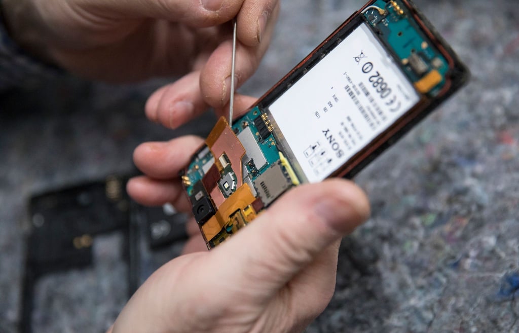 Hilfe im Repair-Café: Dort lässt sich fast alles vom Haartrockner bis zum Handy reparieren.