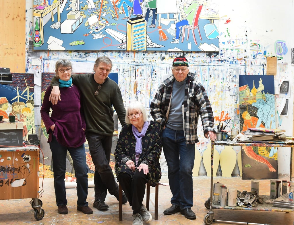 Moritz Götze (2.v.l.) steht mit seinen Eltern Wasja (r-l) und Inge und seiner Frau Grita in seinem Atelier in der Saalestadt Halle.