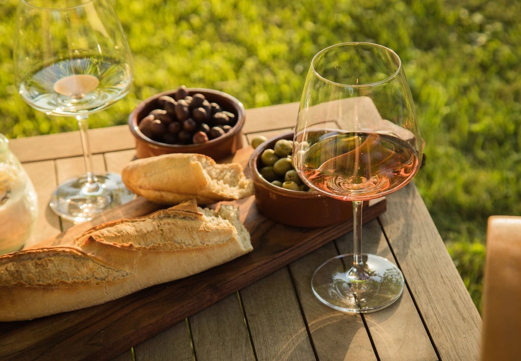 Wer Weißwein oder Rosé kauft, liegt im Trend.