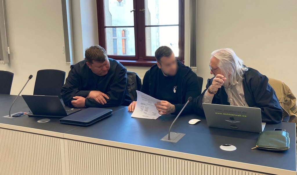 Vor Verhandlungsbeginn in Saal 187 des Landgerichts: Der Angeklagte (Mitte) berät sich mit seinen Verteidigern Christian Eifler (links) und Werner Siebert.