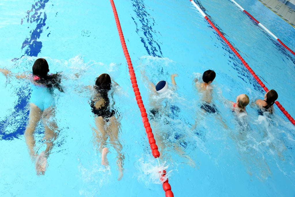 In der Schwimmhalle Süd nehmen Schülerinnen und Schüler während der Ferien am zusätzlich angebotenen Schwimmunterricht teil.