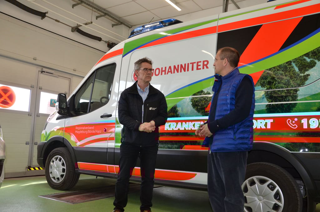 Gespräche auf Augenhöhe zwischen Karsten Albrecht (links) und Matthias Boxhorn was am E-Krankenwagen noch verbessert werden kann. Die Rückläufer aus der Praxis sind für Ambulanz Mobile wichtig.