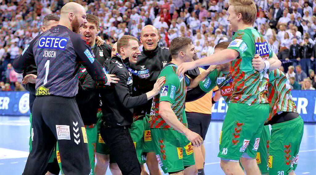 So ausgelassen freute man sich beim SC Magdeburg nach dem Sieg im Viertelfinale des DHB-Pokals gegen den THW Kiel. Die Anhänger in den weißen Trikots schauten dagegen frustriert von den Rängen aus zu.