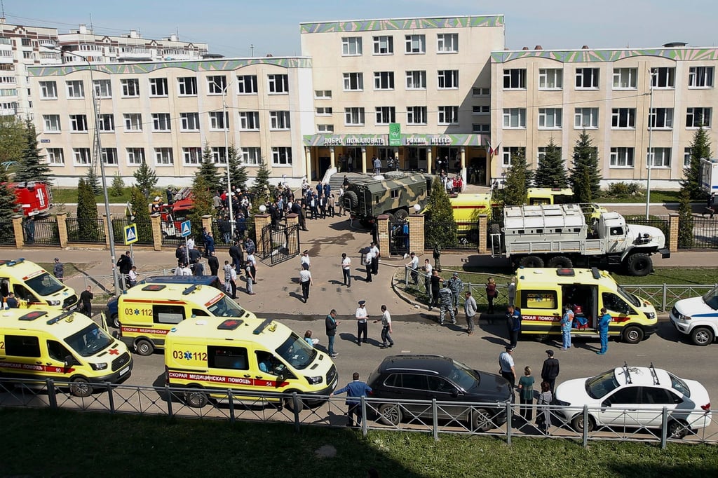 Krankenwagen und Polizeiautos vor dem Tatort (2021): Ein junger Mann aus der Teilrepublik Tatarstan sei des mehrfachen Mordes sowie des bewaffneten Überfalls für schuldig befunden worden, meldete die russische Agentur Interfax unter Berufung auf das Gericht.