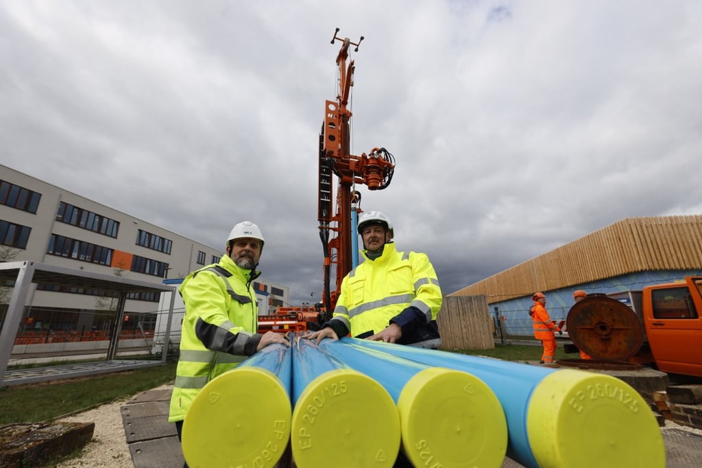 Neue Rohre für den alten Brunnen: Projektplaner Thomas Schwengfelder (links) und der Pfännerschaft-Vorsitzende Tobias Heinicke am Holzplatz