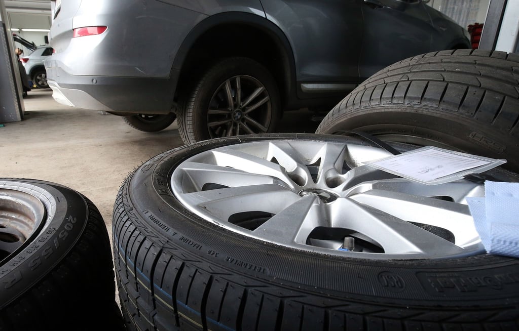 Frische Gummis ans Auto: Das Herstellungsdatum von Reifen kann man an der DOT-Nummer an der Reifenflanke erkennen.