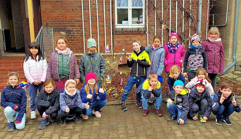 Kinder der Grundschule Langenweddingen freuen sich über das Frühlingsbeet.
