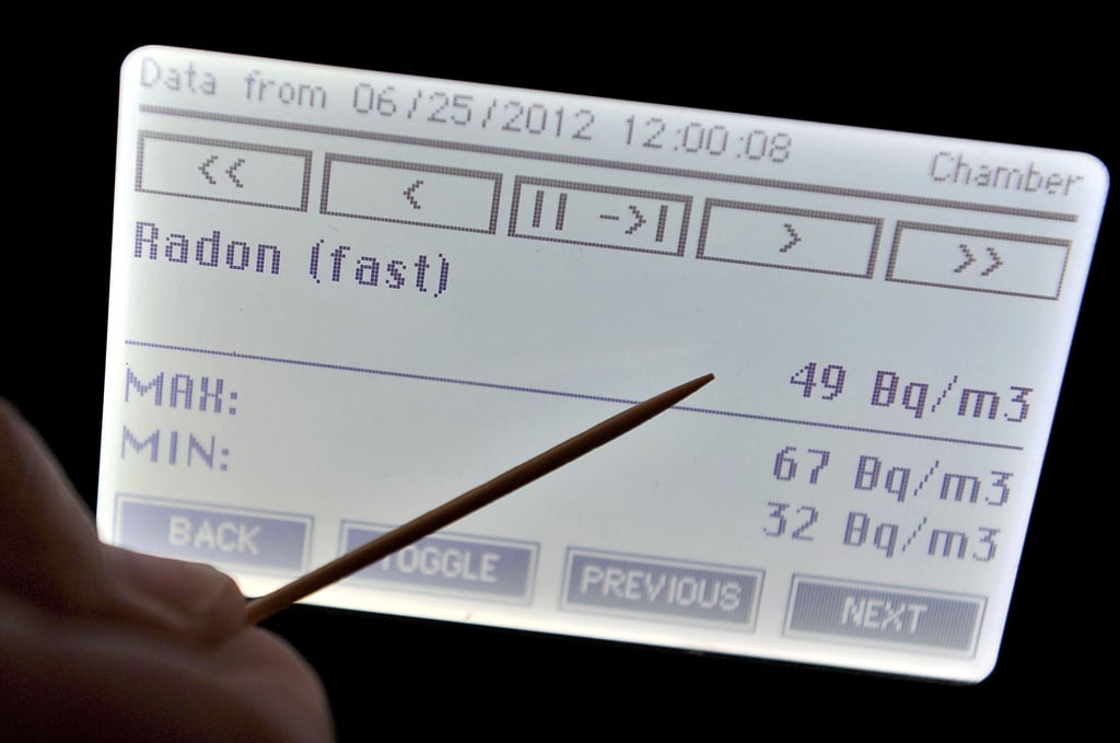 Auf diesem Messgerät für Radon-Konzentration kann der Wert abgelesen werden. 50 Becquerel pro Kubikmeter ist die durchschnittliche Konzentration in deutschen Wohnräumen.