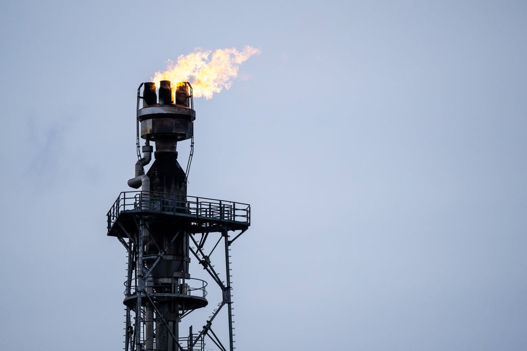 Flammen aus dem Turm einer Raffinerie: Der Import von russischem Erdöl und Erdgas ging von 2,2 Milliarden Euro auf 4,2 Millionen Euro zurück.
