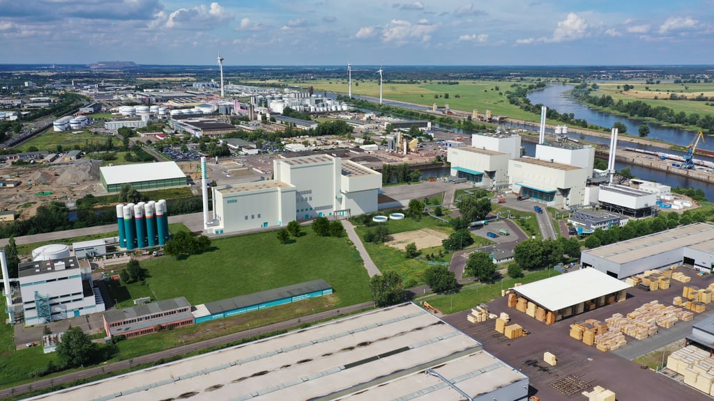 Ein echter Koloss soll am Donnerstagmorgen mit einer 168 Tonnen schweren Turbine beim Neubau im Müllheizkraftwerk Magdeburg-Rothensee an den Start gehen. Bild: