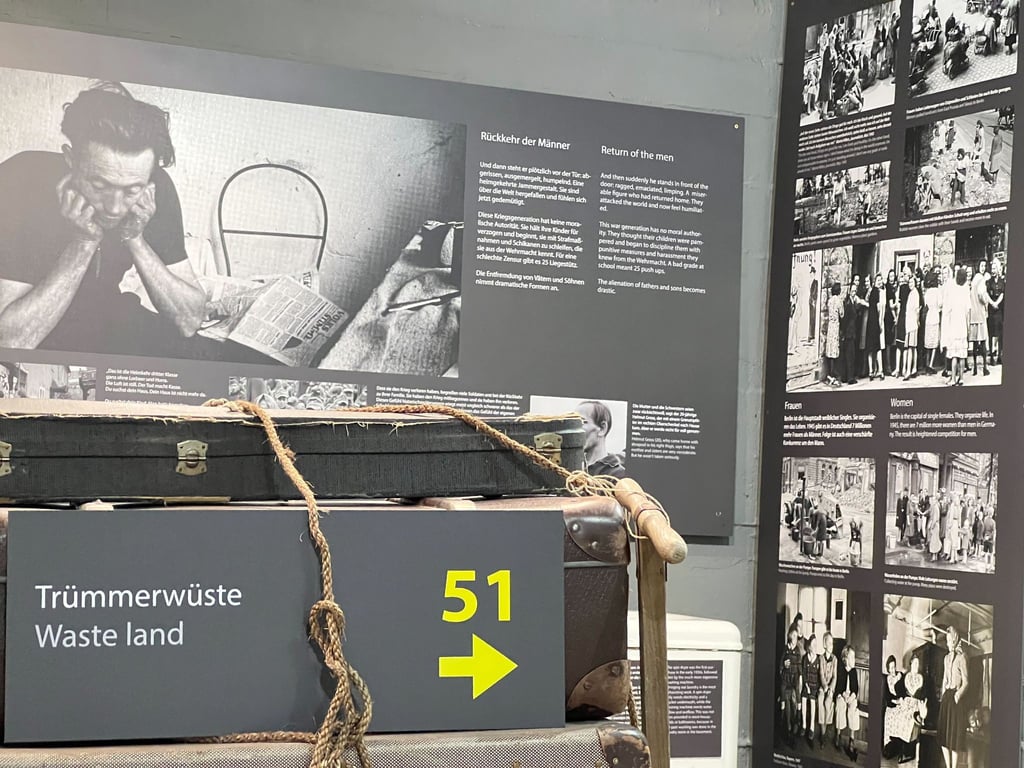 Mit der neuen Ausstellung „Deutschland 1945 - heute“ begibt sich der Berliner Story Bunker auf die Spuren der deutschen Geschichte nach dem Zweiten Weltkrieg.