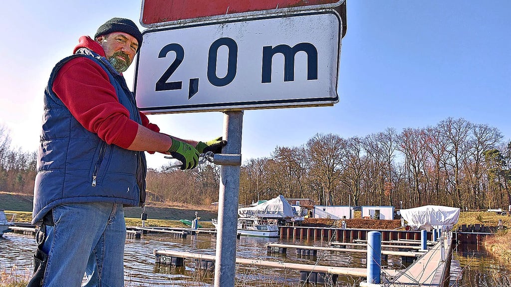 Ingo Lüer vom Wassersportverein Calvörde baute das Schild „Tiefgang 2 Meter“ ab. Der Verein als Pächter des gemeindeeigenen Areals kann seit einem Jahr diese 2-Meter-Wassertiefe im Hafenbecken nicht mehr gewährleisten. Die Schlammschicht ist schon zu hoch.
