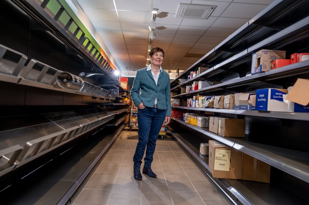 Noch klaffen Lücken in den Regalen, doch bald öffnet der neue Laden: Ortsbürgermeisterin Erika Miertsch (CDU) hat gemeinsam mit den Wörlitzern für den Supermarkt gekämpft.