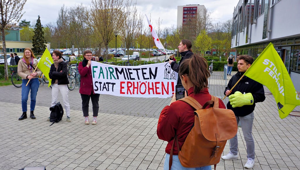 Im Hintergrund zu sehen sind zwei der Gebäude am Weinberg-Campus, in denen das Studentenwerk Halle Wohnheime unterhält.