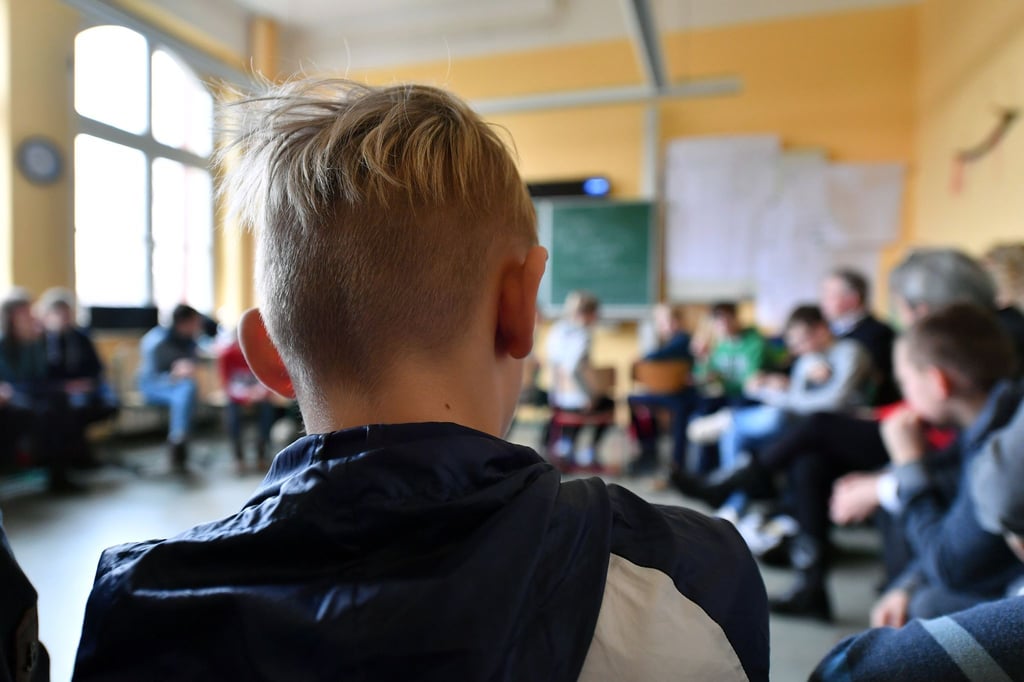 Eine Schulklasse in Erfurt sitzt im Stuhlkreis.