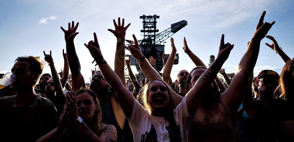 Fans feiern ausgelassen auf dem Full Force Festival in Ferropolis. Allein im Juni gibt es drei große Festivals zwischen Abraumbaggern in der sogenannten Stadt aus Eisen.
