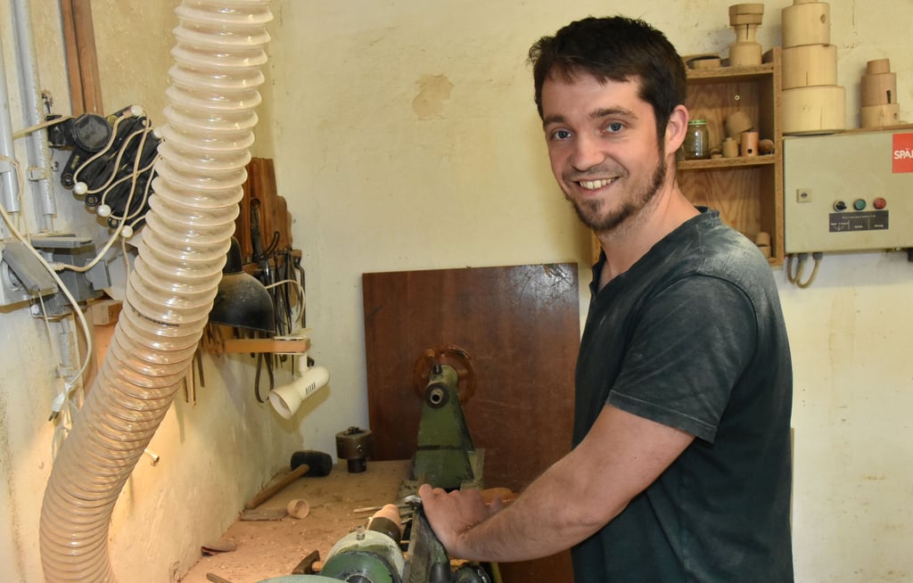 Carsten Kummert ist fasziniert von der Arbeit mit Holz. „Man kann daraus unheimlich viel herstellen“, sagt er.