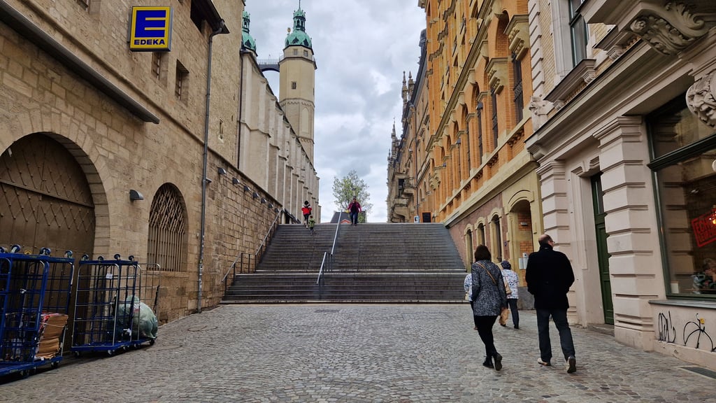 Am Hallmarkt in Halle soll ein 60-Jähriger auf ein Kind eingestochen haben. In diesem Bereich hat sich die Attacke ereignet.