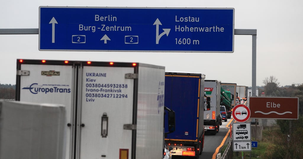 Staus, wie hier vor Elbbrücke , sind auf der A2 bei Magdeburg ein Dauerärgernis. Eine Autobahn-Umfahrung der Stadt  im Süden und Osten könnte Abhilfe schaffen.