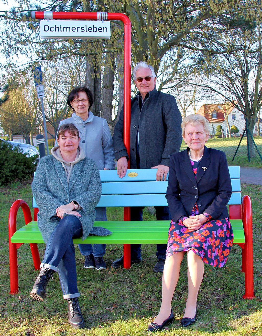 Die Vorstandsmitglieder der „Stiftung Leben in der Hohen Börde“ Anke Busse, Steffi Trittel (vorn von links), Carola Pasemann (hinten links) und Dr. Ernst Daencke präsentieren die Mitfahrbank, die vor dem Rathaus in Irxleben steht. Sechs solcher Bänke warten nun im ersten Schritt auf ihre Nutzer.