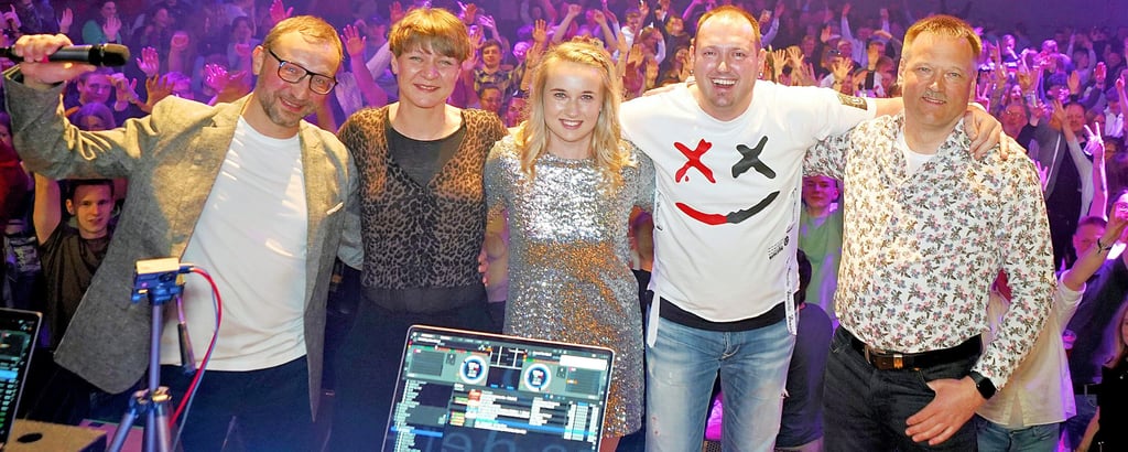 René Bernd (v. l.), Jana Henning, Ivette Schrödter, Michael Thomas und Andreas Kornak waren begeistert darüber, wie gut die Altmark-Hymne beim Publikum des Ostertanzes in der Seehäuser Wischelandhalle fast im wahrsten Sinn des Wortes einschlug.