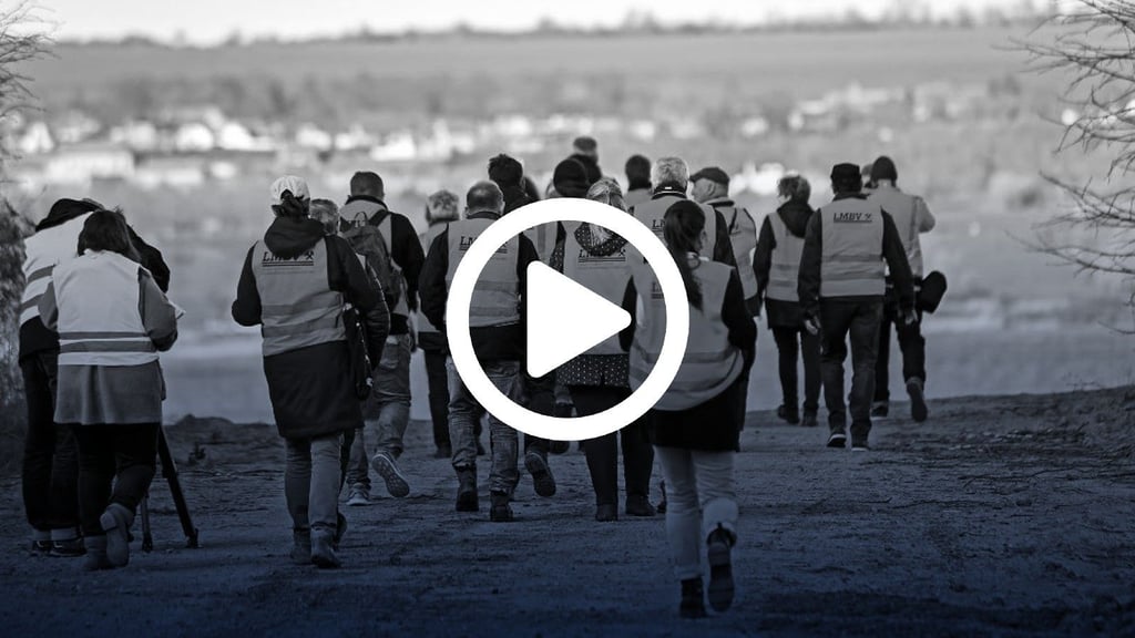 Stadträte und Medienvertreter dürfen in Begleitung der LMBV-Experten ins Sperrgebiet am Concordiasee in Nachterstedt, wo sie über den Stand der Sanierung informiert werden.