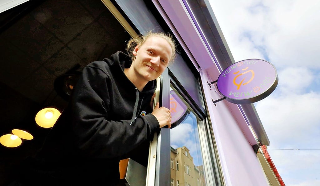 Yves Schumann leitet das neue Team, das am Reileck von nun an vegane Döner aus dem Verkaufsfenster reicht.