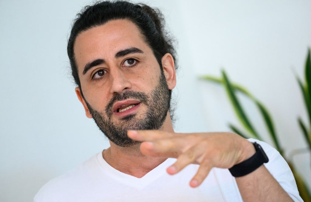 Orkan Özdemir im Interview mit der dpa in seinem Wahlkreisbüro in Friedenau.