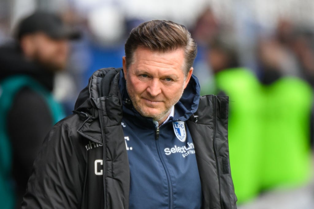 Magdeburgs Trainer Christian Titz am Spielfeldrand.