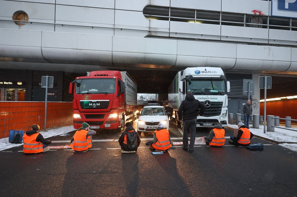 Mehrere Aktivisten der Letzten Generation haben sich auf einer Straße in Berlin festgeklebt.