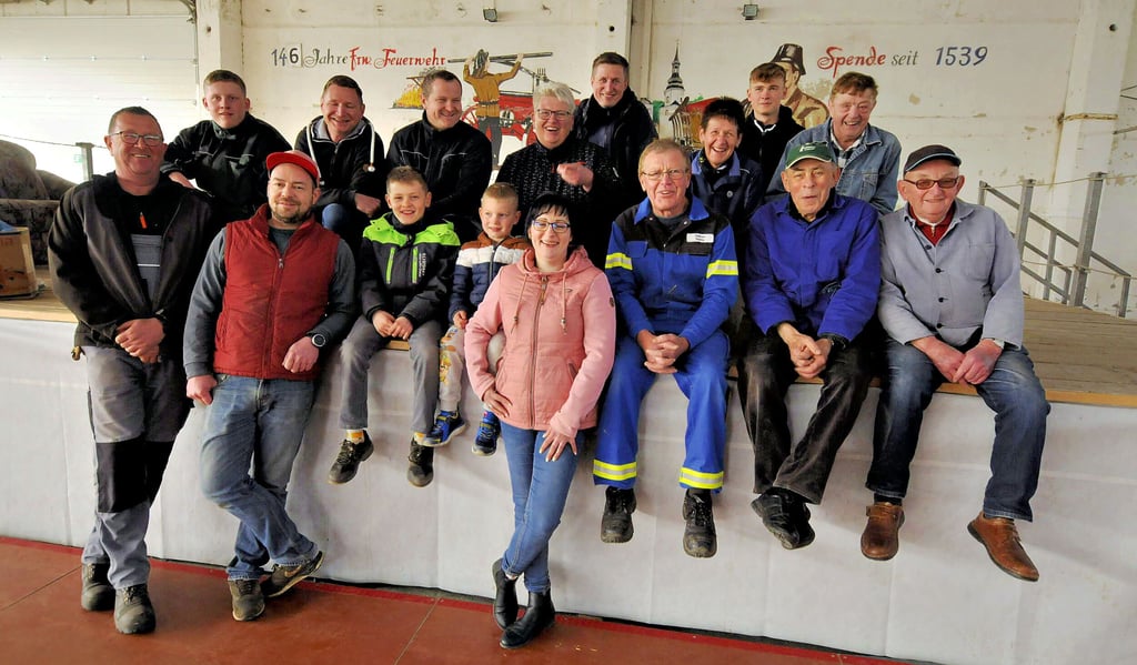 Alt und Jung, Groß und Klein, Männer wie Frauen - alle packen bei der Herrichtung der Festhalle für das große Volksfest in Wennungen mit an.