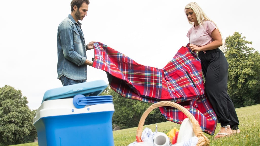 Mit passenden Snacks kann man sich es sich auch schon im Frühling auf einer Decke bequem machen und ein Picknick im Freien genießen.