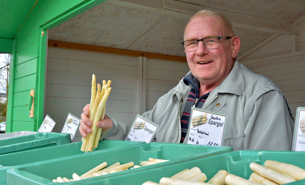 Von Dienstag bis Samstag steht Gerd Belicke auf dem Edeka-Parplatz und findet reichlich Abnehmer für den Genthiner Spargel.