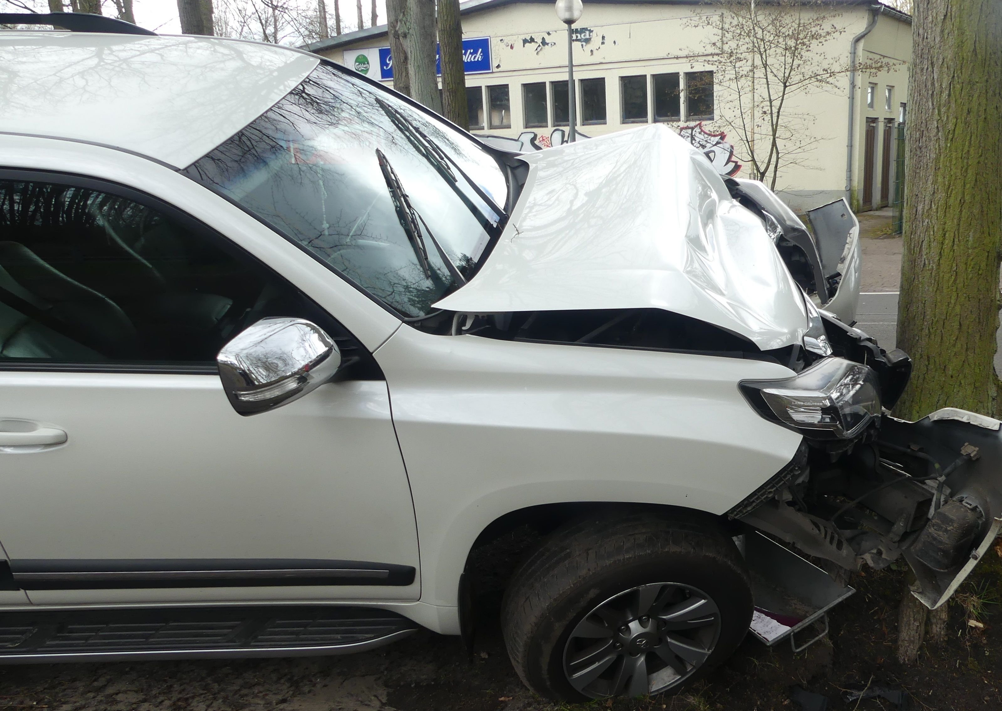 Papas Auto Zu Schrott Gefahren: 13-Jähriger Baut Unfall - Jeep Gegen Baum