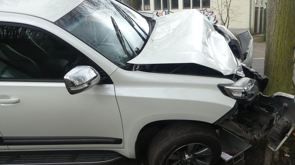 Ein 13 Jahre alter Junge hat in Arendsee eine Spritztour mit dem Auto seines Vaters unternommen. Sie endete mit einem wirtschaftlichen Totalschaden des Toyota.&nbsp;