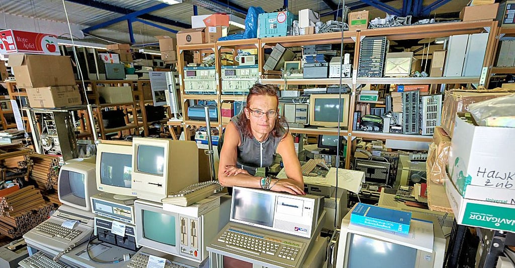 Constanze Czech vom Rechenwerk in Halle zwischen jeder Menge historischer Computertechnik.