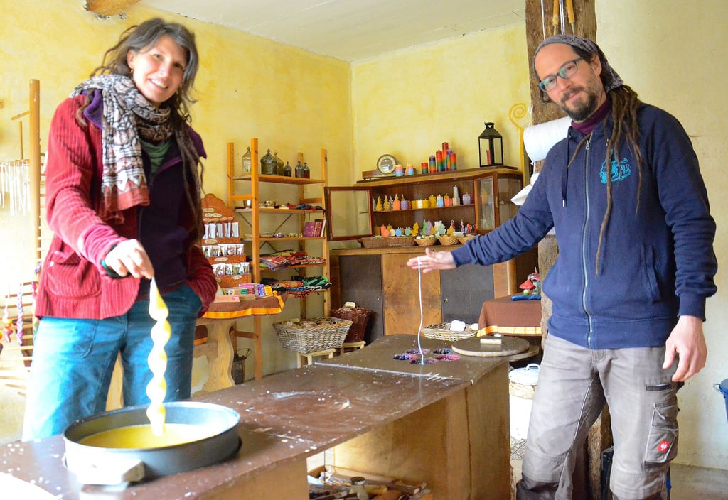 Anja Keßler und Martin Rosenberg sind die Lichtbringer Company. In ihrer Werkstatt in Sallenthin ziehen sie Kerzen. In den öffentlichen Räumen bieten sie auch Kerzenziehen für Besucher an.