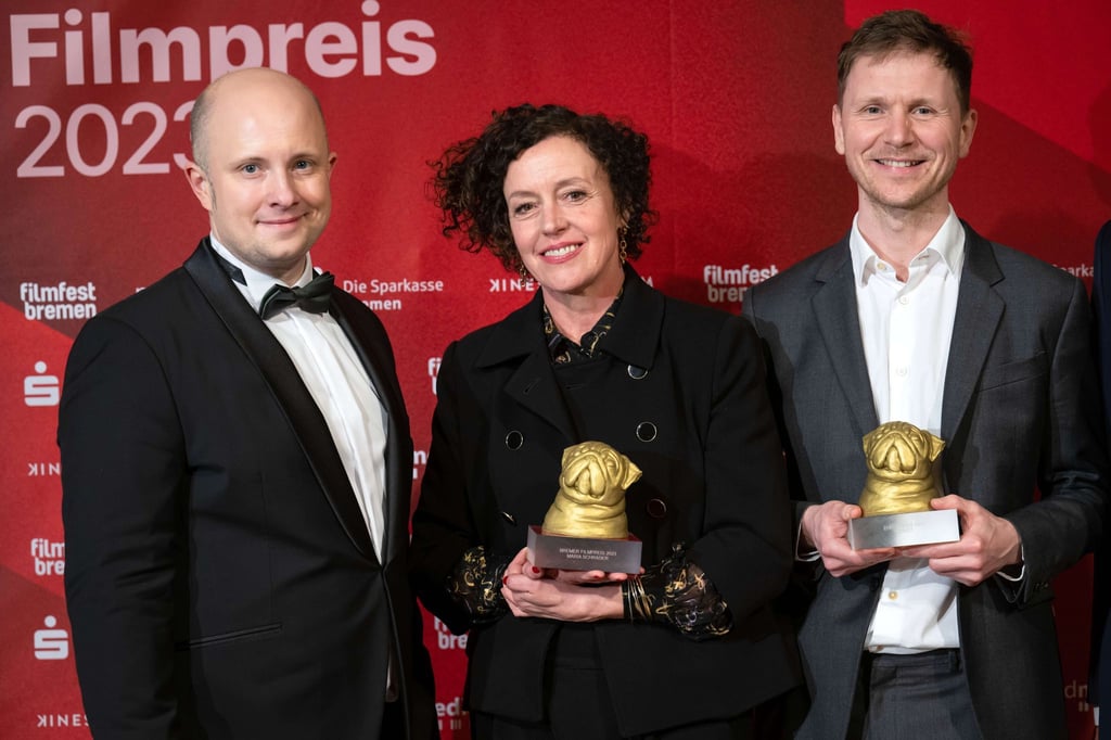 Matthias Greving, Leiter vom Bremer Filmfest, Maria Schrader, Schauspielerin und Regisseurin und Leopold Nicholas von Bülow-Quirk (l-r), bei der Veranstaltung zum Bremer Filmpreis im Theater am Goetheplatz.