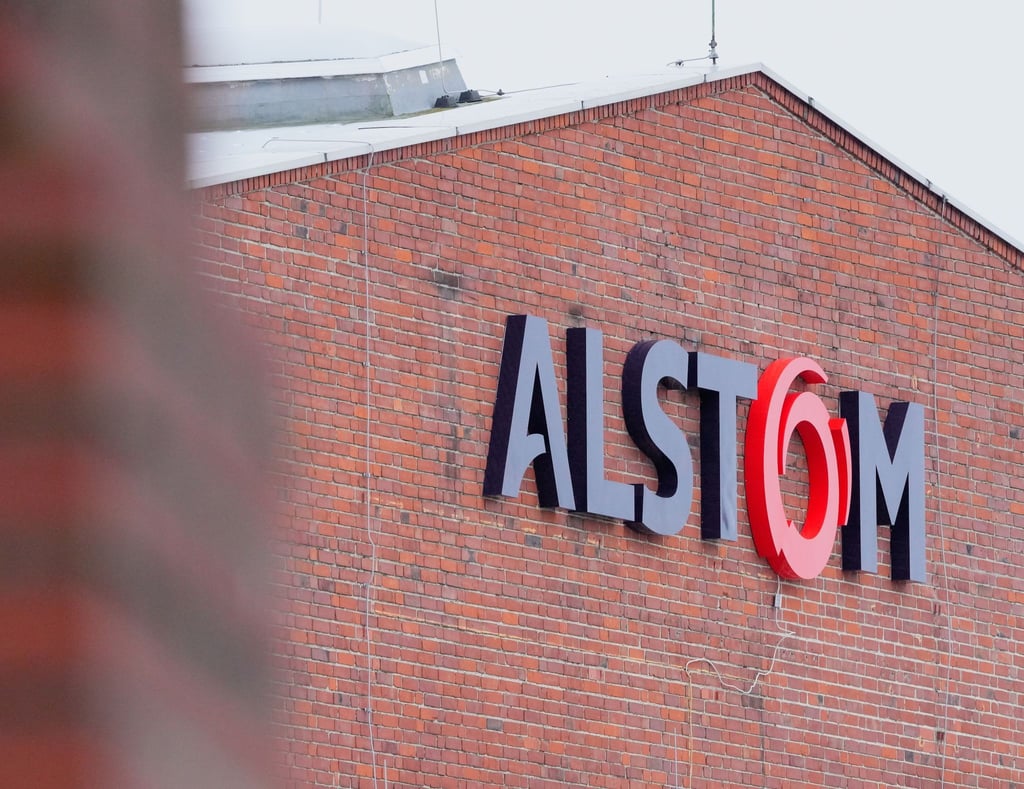 Das Firmenlogo am Haupteingang zum Schienenfahrzeug-Hersteller Alstom.