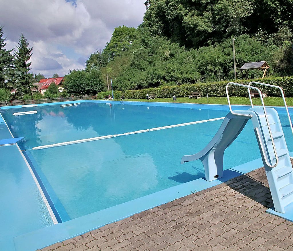 Aktuell ist das Becken des Freibads in Wolfsberg noch 50 Meter lang. Der Stadtrat hat nun die Halbierung beschlossen.