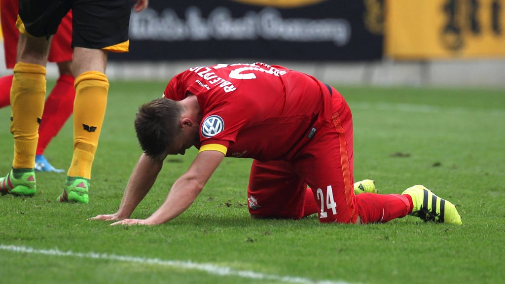 Am Boden: Dominik Kaiser nach seinem vergebenen Strafstoß gegen Dynamo Dresden.