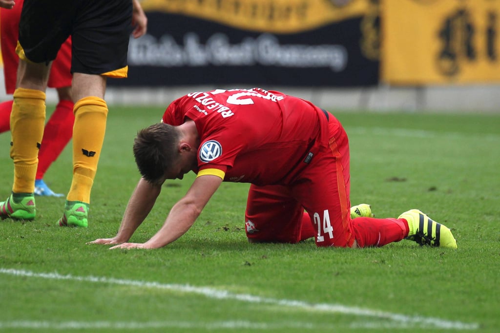 Am Boden: Dominik Kaiser nach seinem vergebenen Strafstoß gegen Dynamo Dresden.