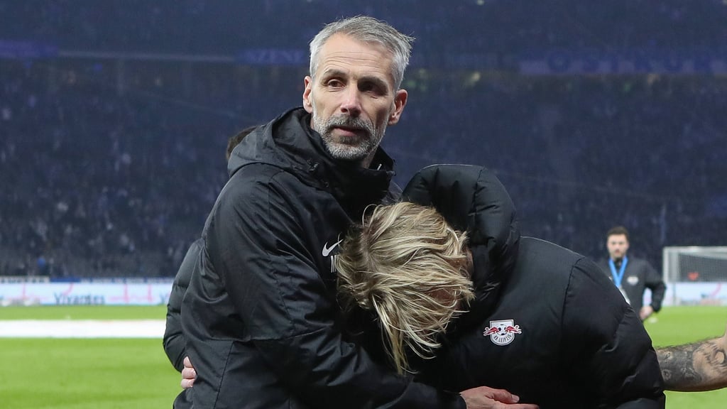 Leipzigs Trainer Marco Rose hält Emil Forsberg im Arm