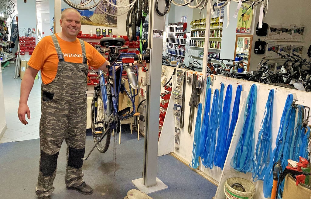 Für die schweren E-Bikes kann Thomas Händel vom Fahrraddienst Mende einen elektrischen Montageständer nutzen, der die Räder hochfährt.