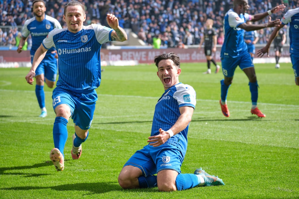 Jason Ceka bleibt dem 1. FC Magdeburg über die Saison hinaus treu.
