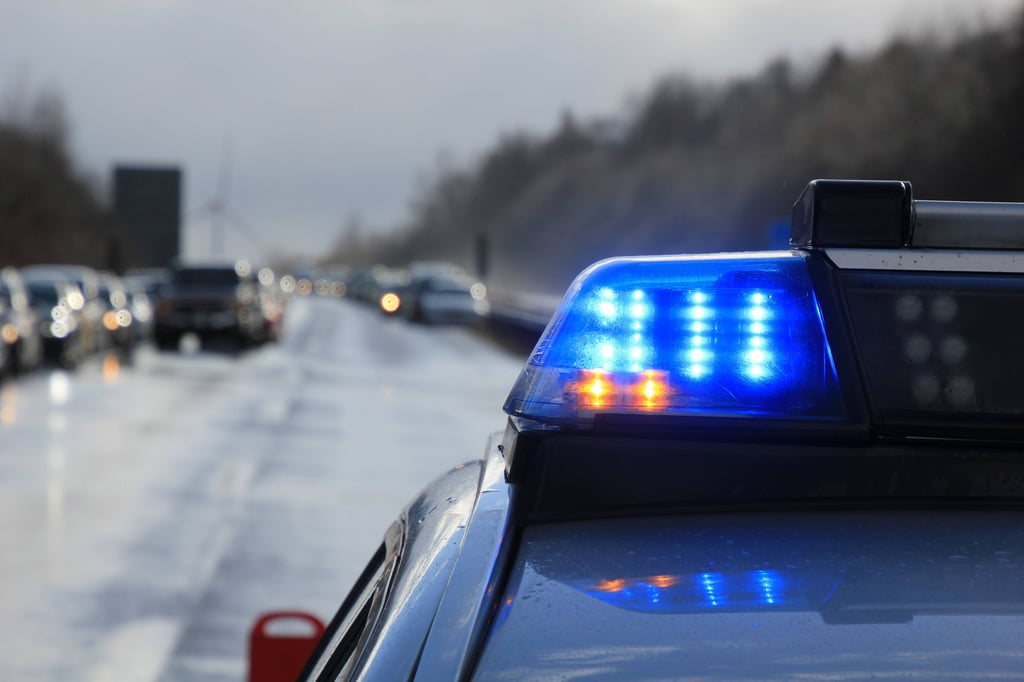 Die Polizei sichert eine Unfallstelle auf der Autobahn.